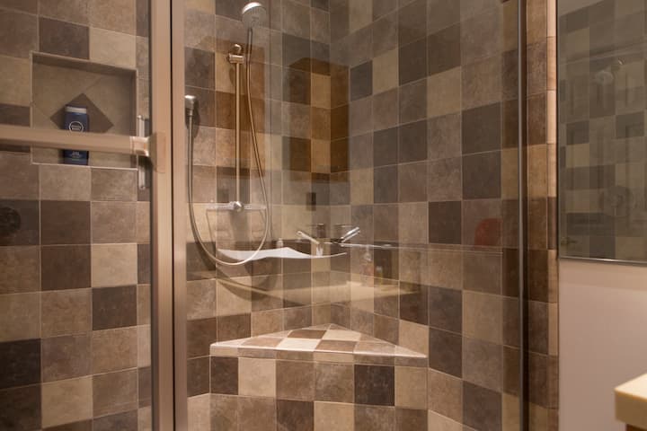 En-suite bathroom of the downstairs bedroom with vanity unit